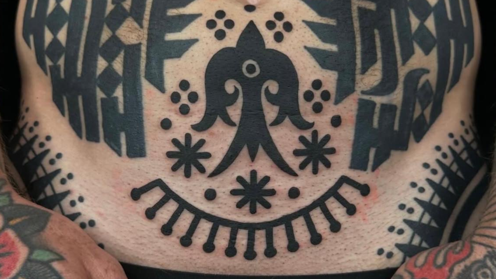 Tatuaje estilo ornamental grande en abdomen