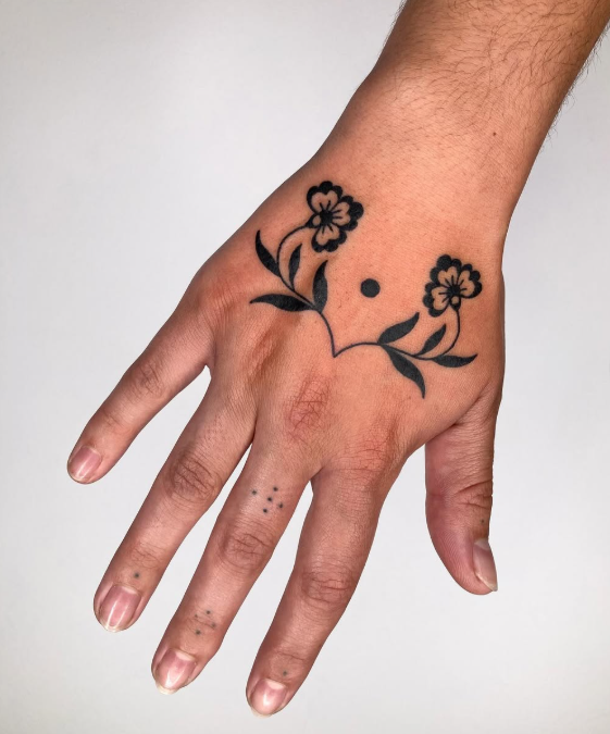 Tatuaje con estilo ornamental en una mano