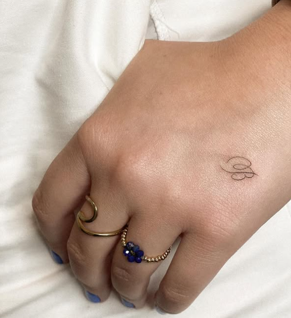 Tatuaje con la letra B, lettering, en la mano