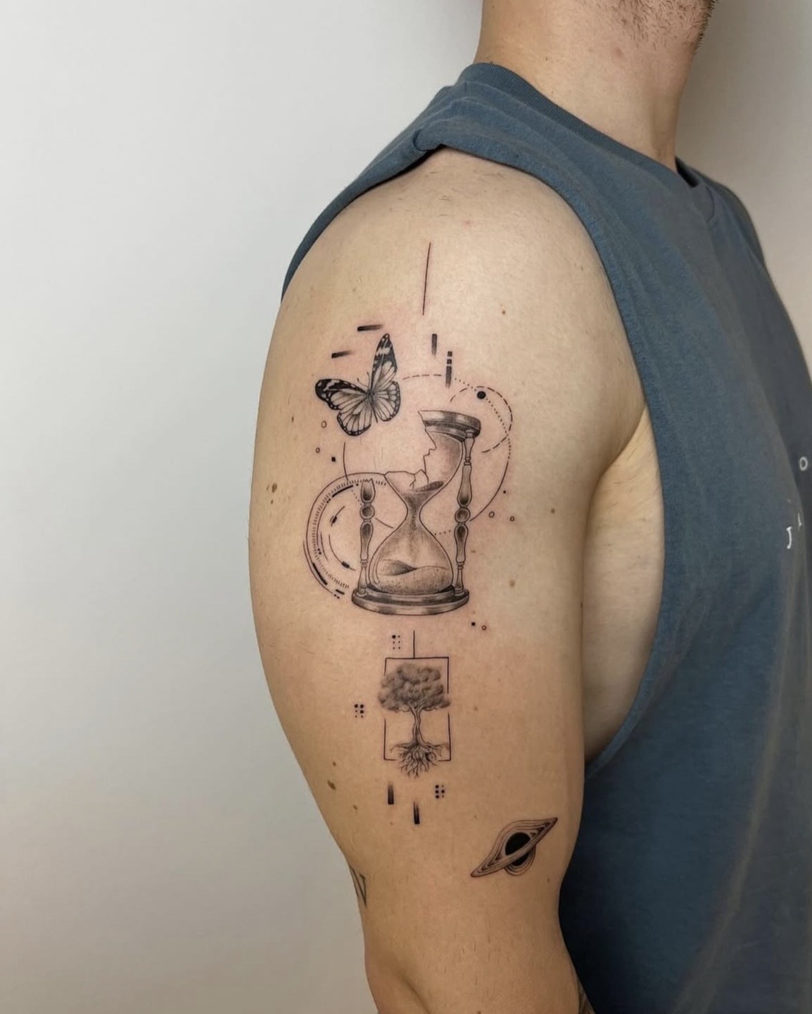 Tatuaje real y personal de un v&iacute;nculo emocional con una etapa importante en el brazo