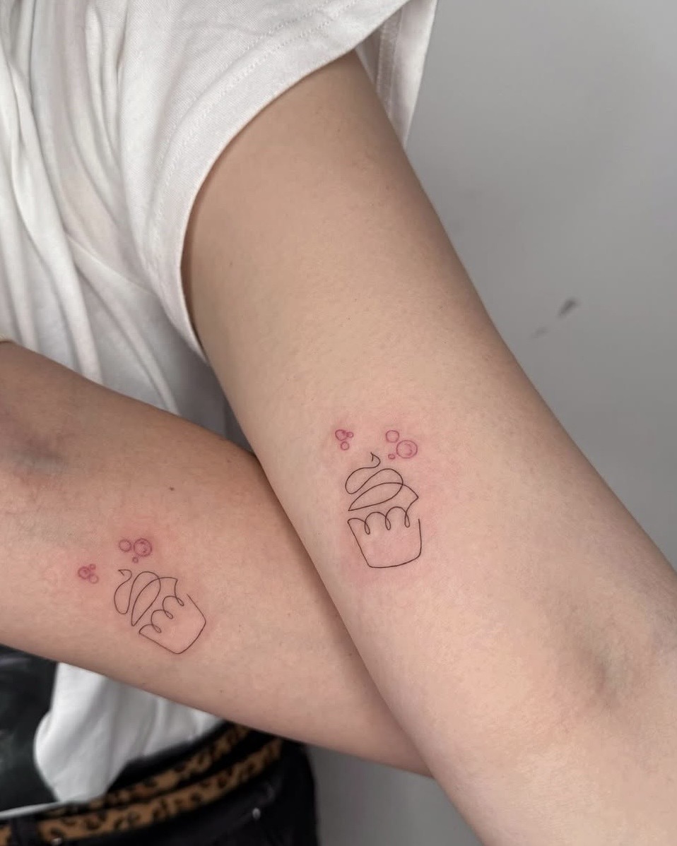 Tatuaje de v&iacute;nculo emocional compartido con persona especial en el brazo